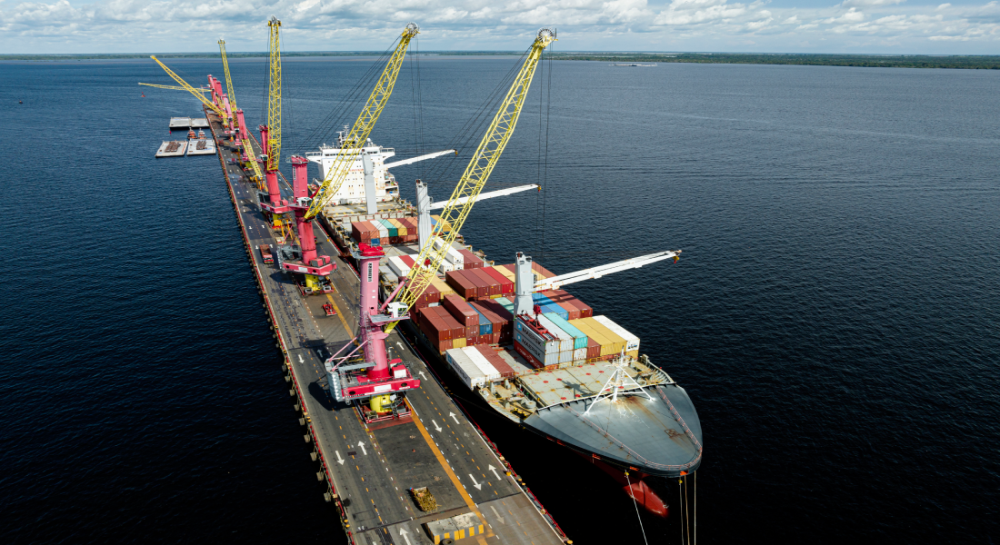 Navio da Log-In operando com guindastes e contêineres no Porto de Chibatão, em Manaus.